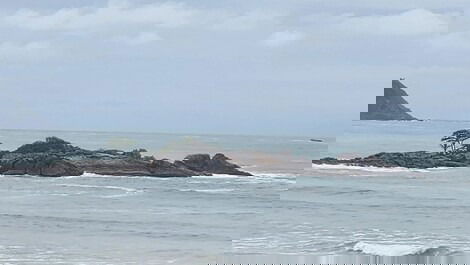 Beachfront apartment with 3 bedrooms (1 suite), 1 parking space, opposite the restaurant.