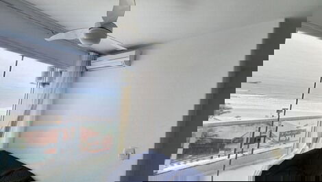 Beachfront apartment with 3 bedrooms (1 suite), 1 parking space, opposite the restaurant.