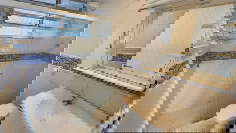 Beachfront apartment with 3 bedrooms (1 suite), 1 parking space, opposite the restaurant.