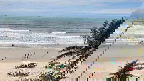 Beachfront apartment with 3 bedrooms (1 suite), 1 parking space, opposite the restaurant.