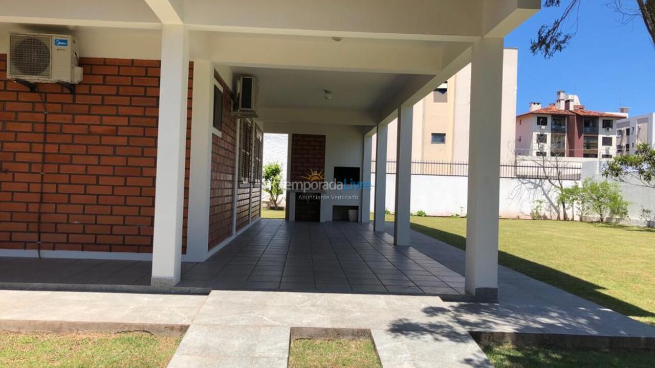 Casa para aluguel de temporada em Florianopolis (Praia dos Ingleses)