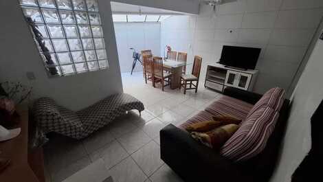 🌅 SOBRADO A 100m DA PRAIA – Conforto e praticidade nos Ingleses!