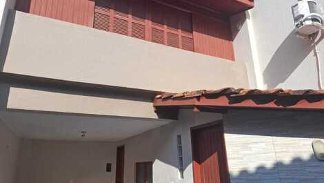 🌅 SOBRADO A 100m DA PRAIA – Conforto e praticidade nos Ingleses!