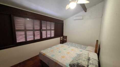 🌅 SOBRADO A 100m DA PRAIA – Conforto e praticidade nos Ingleses!