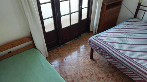 Casa ampla e aconchegante a 5 min a pé da praia !