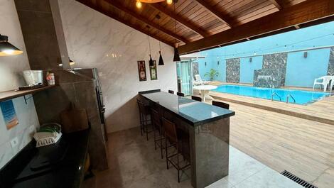 Impresionante casa con piscina, a una cuadra de la playa, con mesa de futbolín.