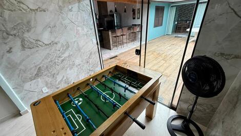 Impresionante casa con piscina, a una cuadra de la playa, con mesa de futbolín.