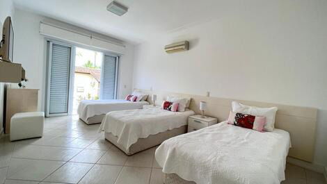 Disponible en Praia da Baleia. Duerme 16.