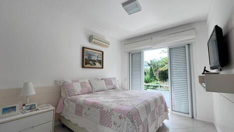 Disponible en Praia da Baleia. Duerme 16.