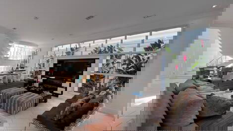 Disponible en Praia da Baleia. Duerme 16.