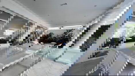 Disponible en Praia da Baleia. Duerme 16.