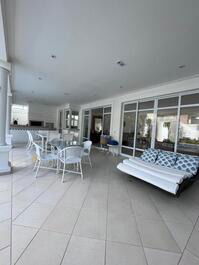 Disponible en Praia da Baleia. Duerme 16.