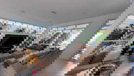 Disponible en Praia da Baleia. Duerme 16.