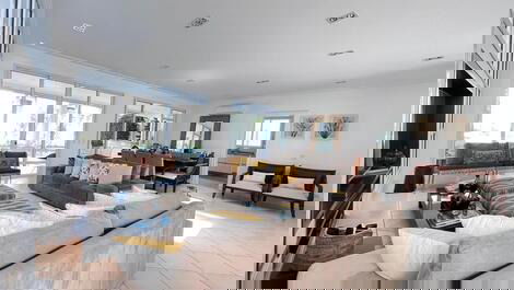 Disponible en Praia da Baleia. Duerme 16.