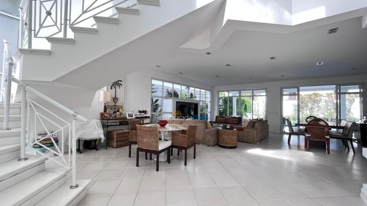 Casa para alquiler de vacaciones em São Sebastião (Praia da Baleia)