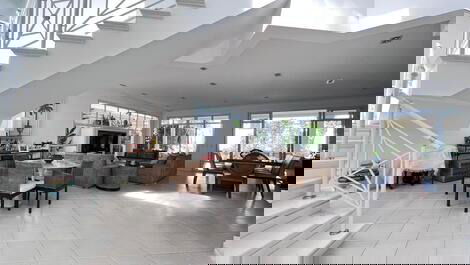 Disponible en Praia da Baleia. Duerme 16.