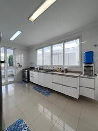 Disponible en Praia da Baleia. Duerme 16.