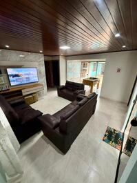 Impresionante casa con piscina, a una cuadra de la playa, con mesa de futbolín.