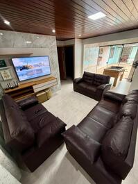 Impresionante casa con piscina, a una cuadra de la playa, con mesa de futbolín.