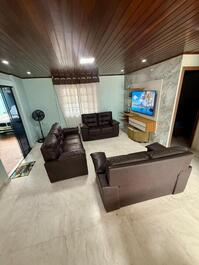 Impresionante casa con piscina, a una cuadra de la playa, con mesa de futbolín.