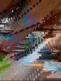 2 quartos,  mesanino alto com banheiro 