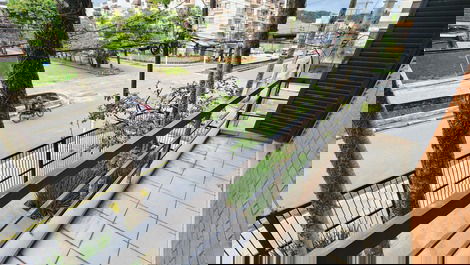 Cozy 2-bedroom apartment on Enseada beach, very close to the sea.