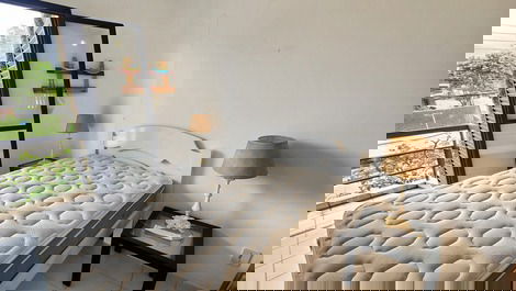 Cozy 2-bedroom apartment on Enseada beach, very close to the sea.