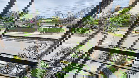 Cozy 2-bedroom apartment on Enseada beach, very close to the sea.