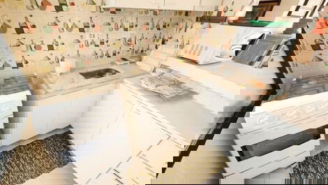 Cozy 2-bedroom apartment on Enseada beach, very close to the sea.