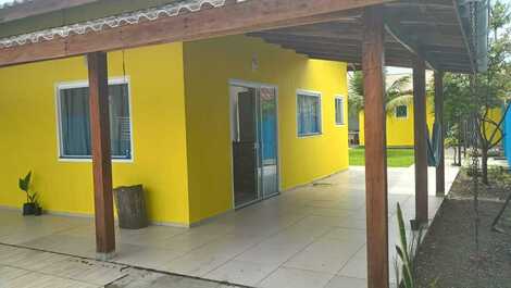 Casa con piscina en Itapoá, capacidad para 8 personas, a 500 m del mar.