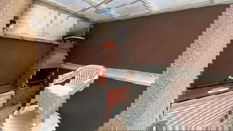 Casa com piscina pertinho do mar.