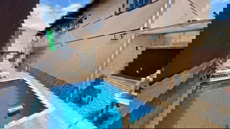 Casa com piscina pertinho do mar.