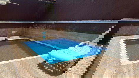 Casa com piscina pertinho do mar.