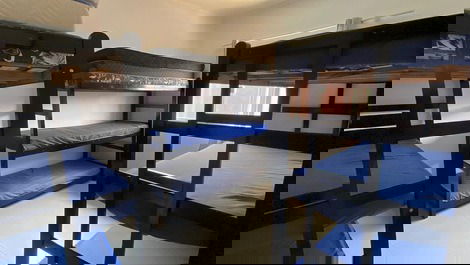 Casa com piscina pertinho do mar.