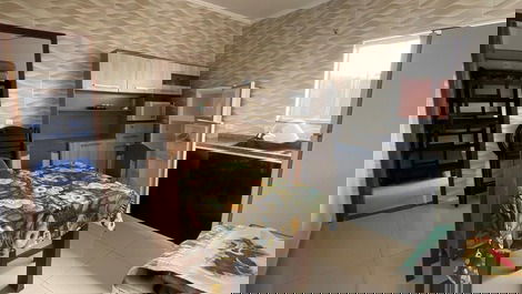 Casa com piscina pertinho do mar.