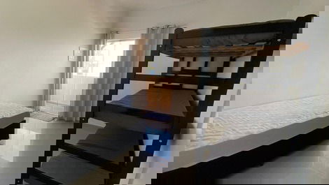 Casa com piscina pertinho do mar.