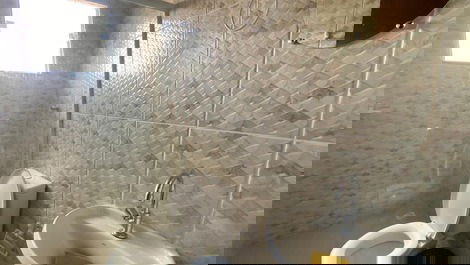 Casa com piscina pertinho do mar.