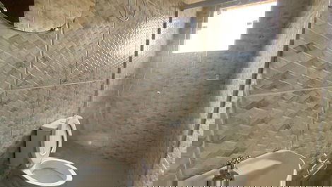 Casa com piscina pertinho do mar.