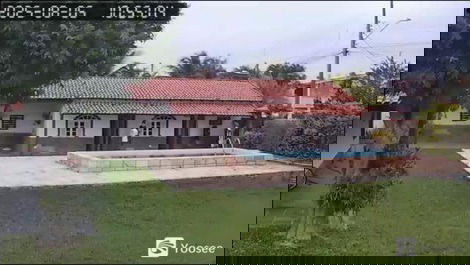 Casa con piscina y zona gourmet, a 3 minutos de la playa en el centro de Saguarema.