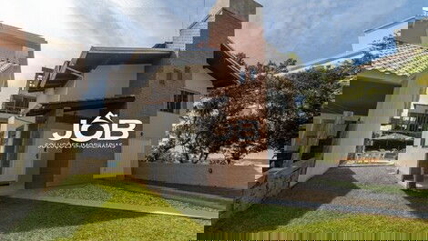 Incrível casa com piscina no Mariscal!