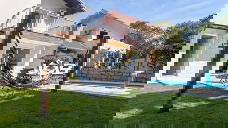 Incrível casa com piscina no Mariscal!