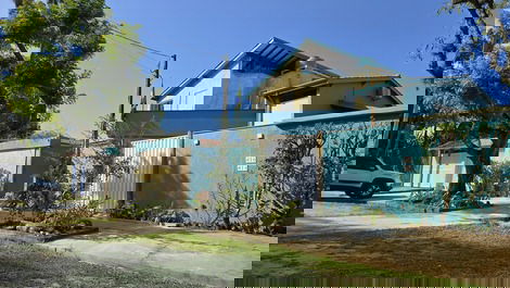 Acogedor, moderno, luminoso, con una hermosa piscina, 5 baños, a 100 metros de la playa.