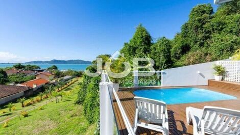 Casa luxuosa para 14 pessoas na praia de Zimbros em Bombinhas