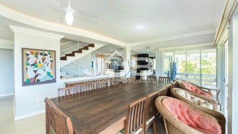 Casa luxuosa para 14 pessoas na praia de Zimbros em Bombinhas