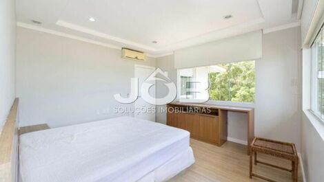 Casa luxuosa para 14 pessoas na praia de Zimbros em Bombinhas