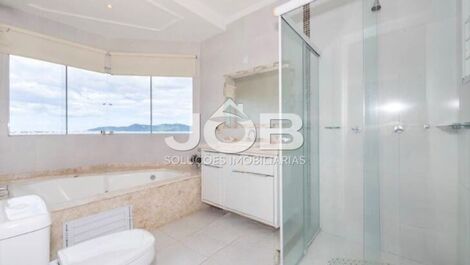 Casa luxuosa para 14 pessoas na praia de Zimbros em Bombinhas