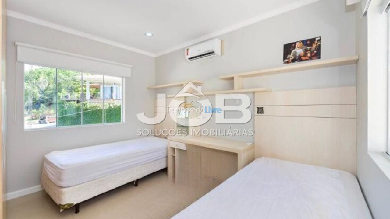 Casa para aluguel de temporada em Bombinhas (Praia de Zimbros)