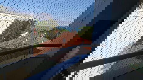 Sacada com vista parcial do mar 