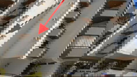 Fachada do prédio indicando vaga garagem 