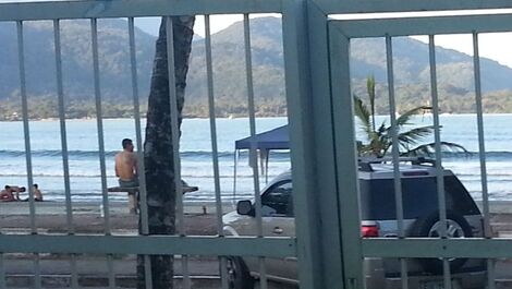 Apartamento Pé-na-areia com 3 quartos para temporada em Ubatuba